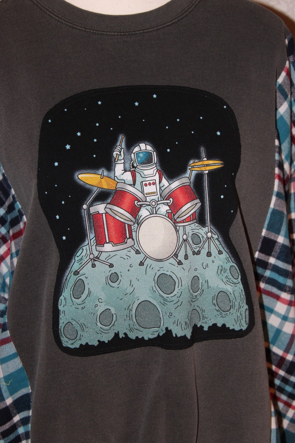 Crewneck Sweatshirt with Plaid Sleeves and Astronaut Drum Graphic, Size L
