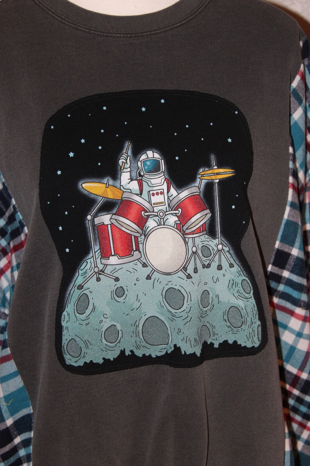 Crewneck Sweatshirt with Plaid Sleeves and Astronaut Drum Graphic, Size L