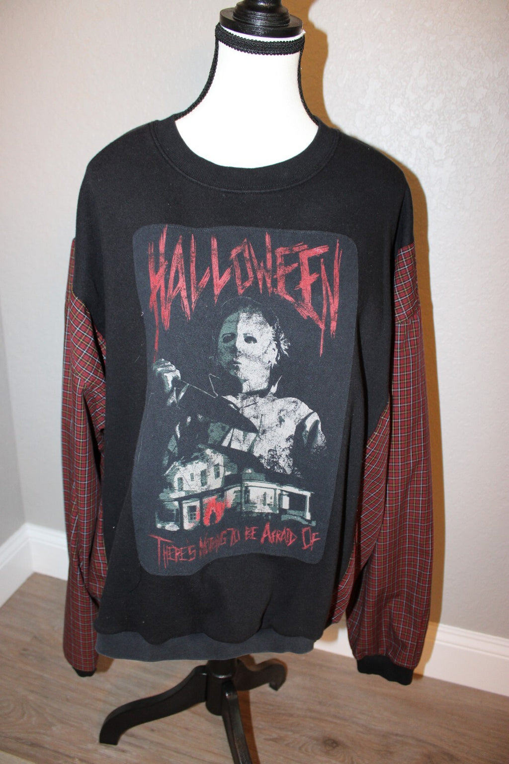 Halloween Michael Myers Graphic Sweatshirt with Plaid Sleeves, Size Large