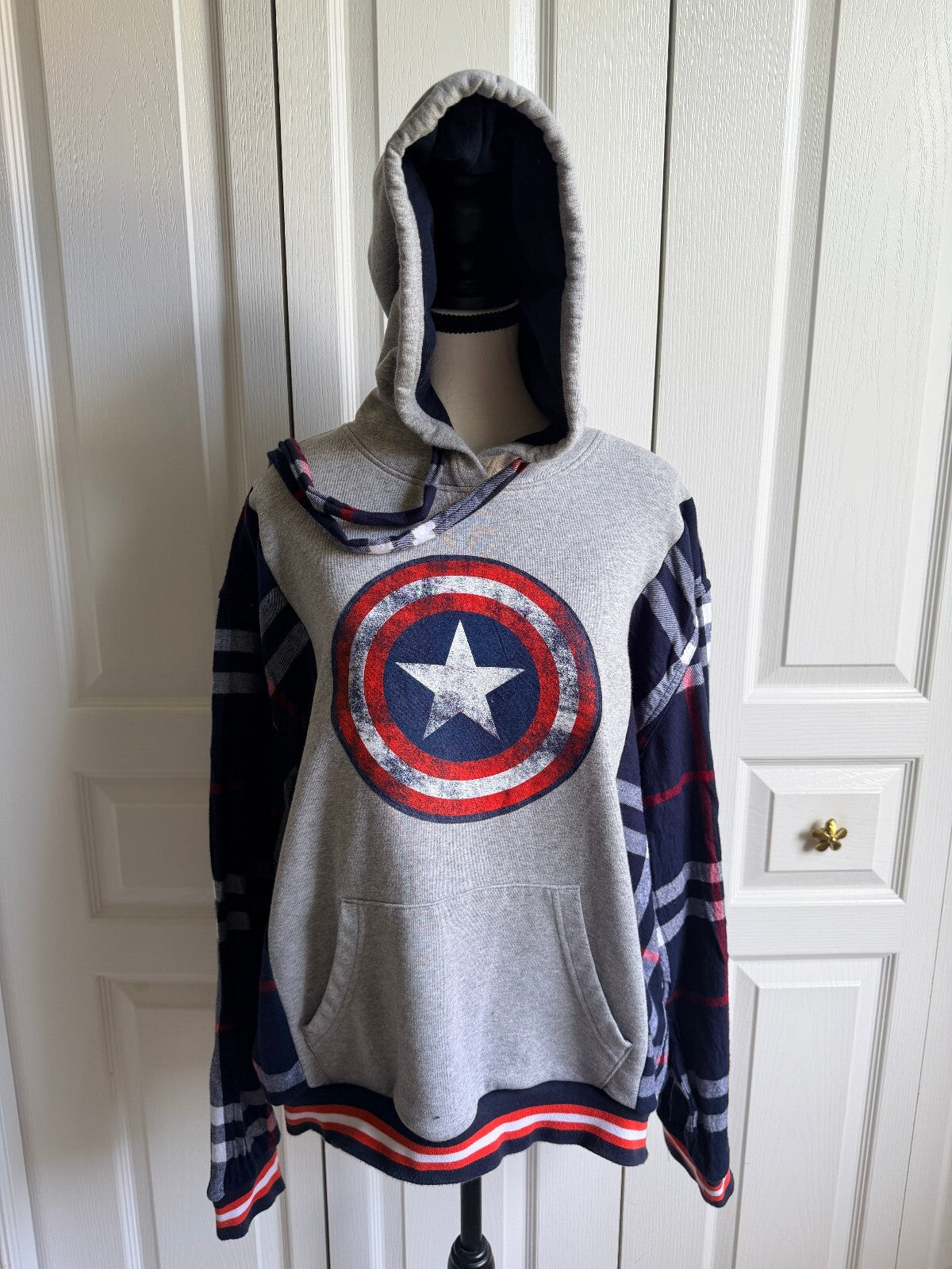 Captain America Themed Hoodie with Plaid Sleeves and Front Pocket, Size Medium