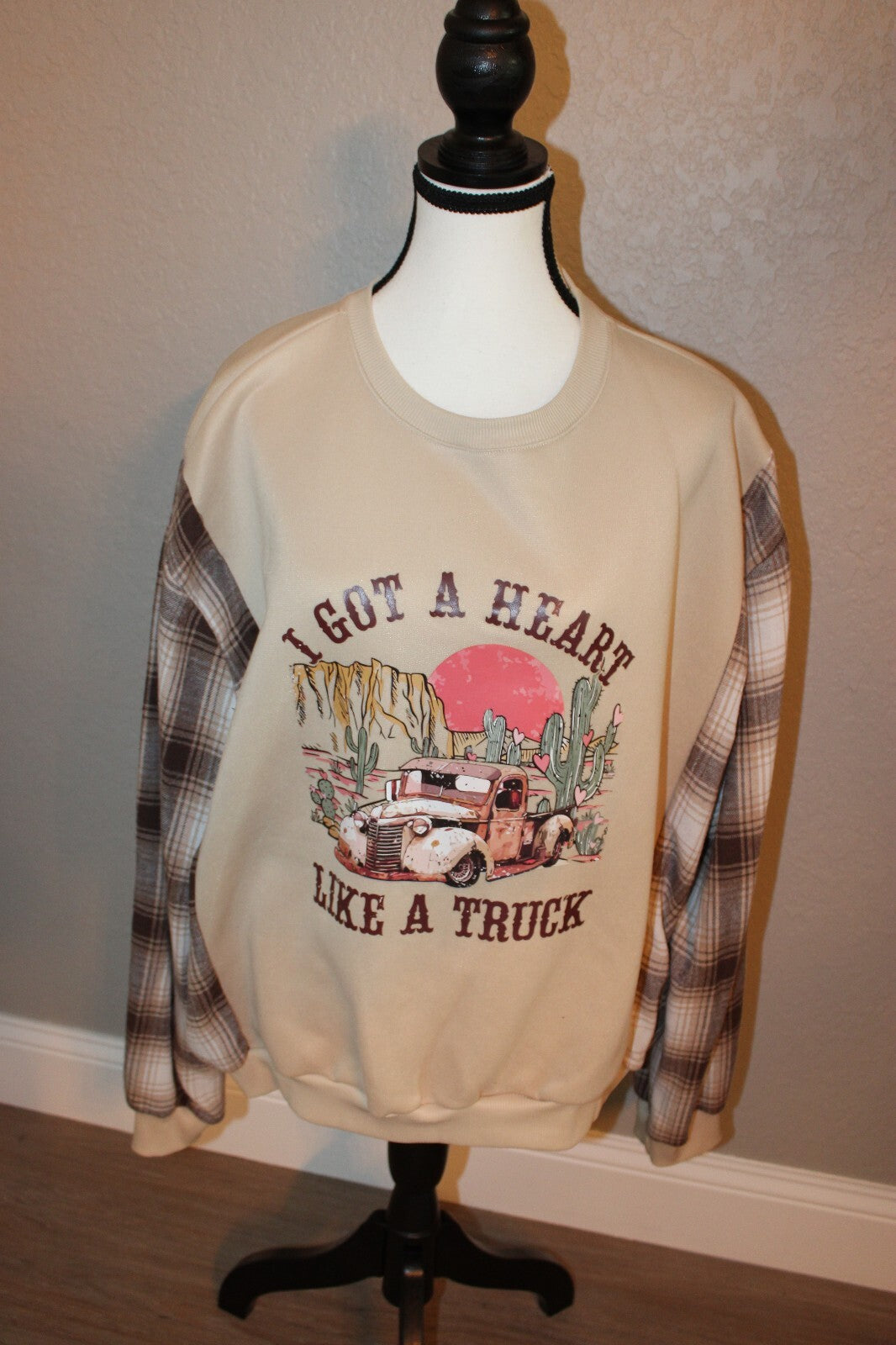 Vintage Style Beige Sweatshirt with Plaid Sleeves and Retro Truck Graphic