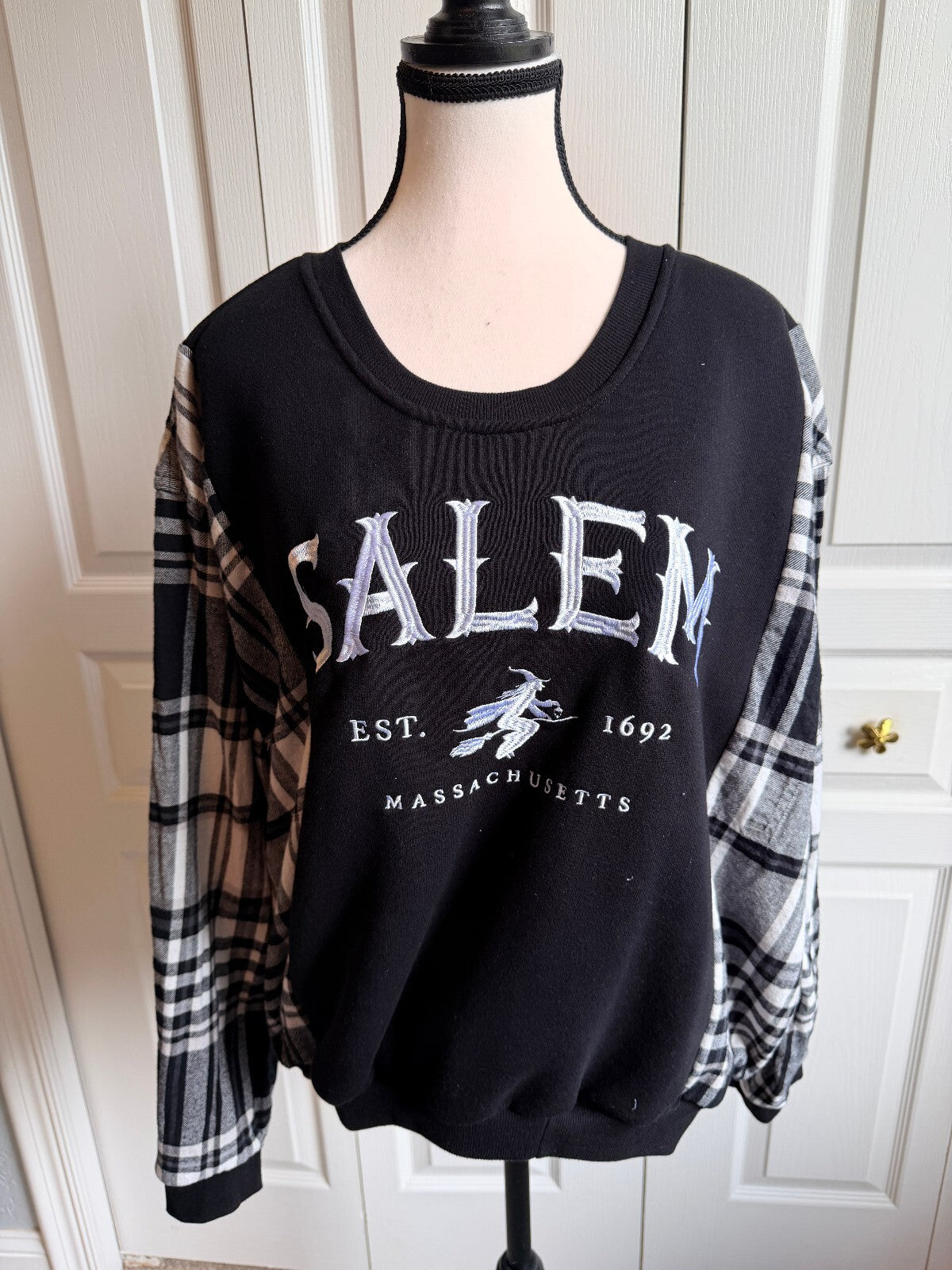 Salem Massachusetts Black Sweatshirt w/ Plaid Sleeves & Embroidered Witch Design Oversized large