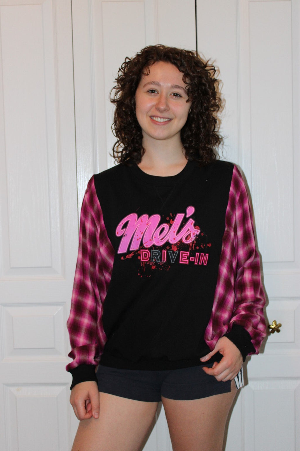 HHN Mel's DIVE-In Black Sweatshirt with Pink Plaid Sleeves and Graphic Print, Size Medium (TTS)