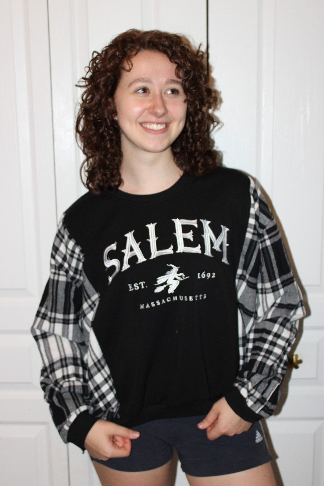 Salem Massachusetts Black Sweatshirt w/ Plaid Sleeves & Embroidered Witch Design Oversized large