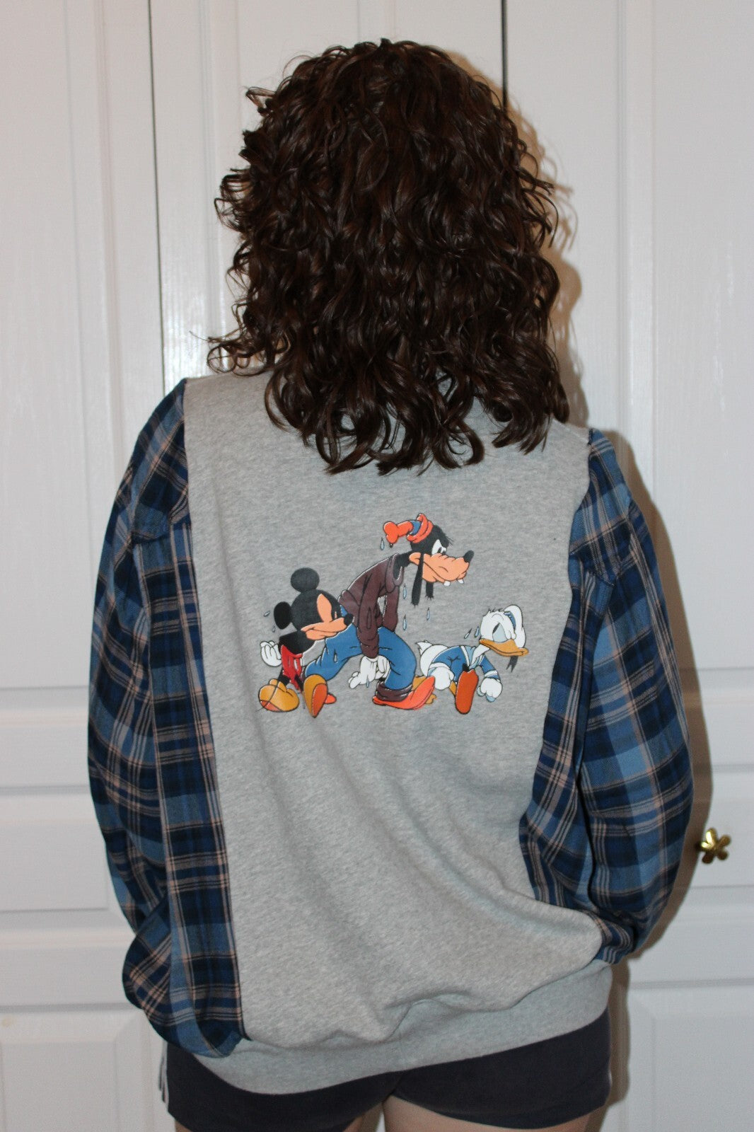 Women's Grey Sweatshirt w/ Blue Plaid Sleeves & Disney Characters Graphic size Medium